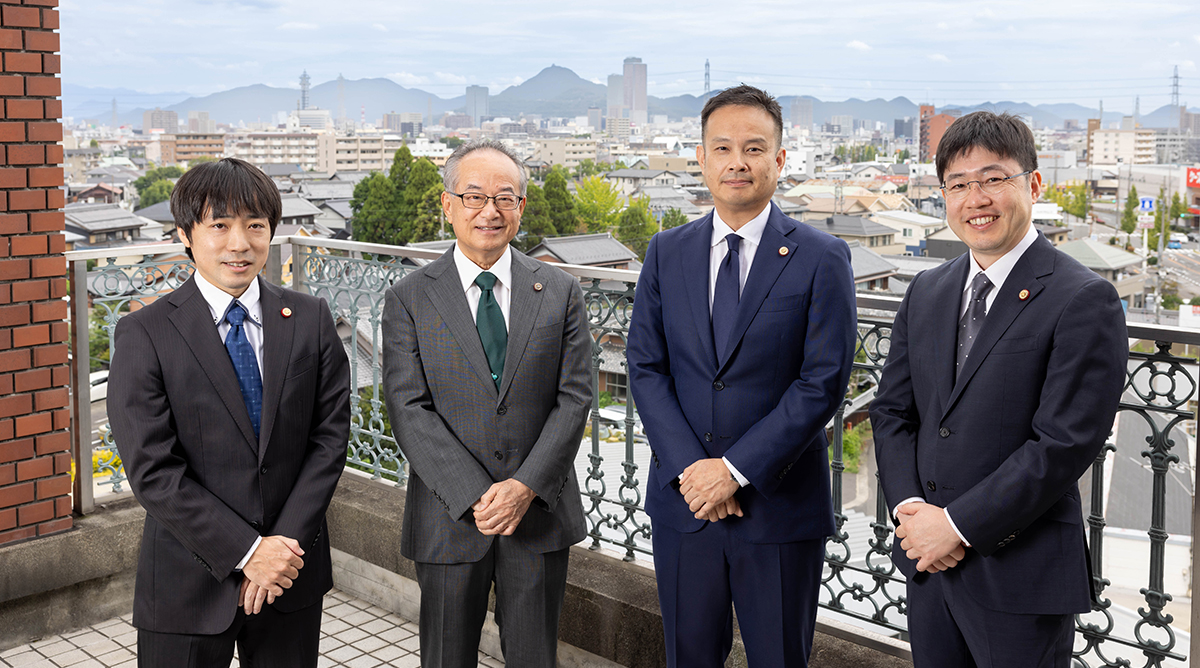 事務所6階ベランダから岐阜城、金華山を背景に撮影
